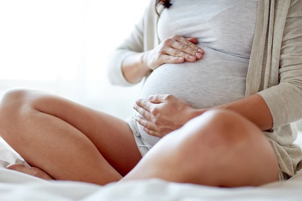 هل ملحقات الرموش آمنة أثناء الحمل؟